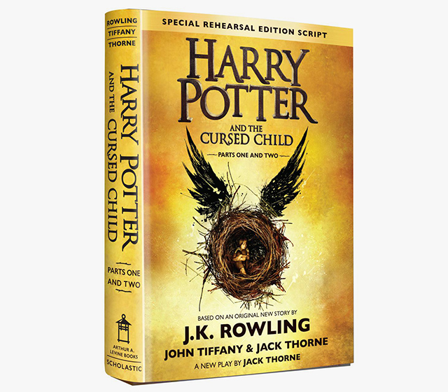\"Harry Potter and the Cursed Child\" буюу Харри Поттерын тухай өгүүлэх сүүлчийн ном худалдаанд гарчээ