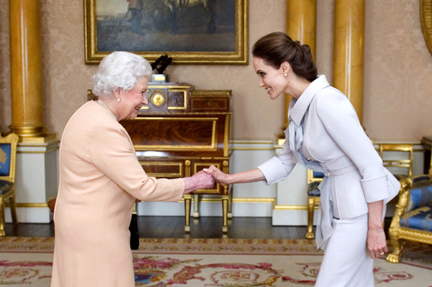 Хатан хаан II Элизабет жүжигчин Анжелина Жолигийн хүүхдүүдэд юу заасан бэ?