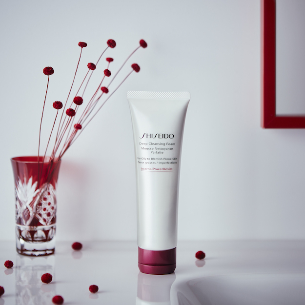 Хоёрхон үе шаттай арьс арчилгаа: Shiseido арьсыг хамгаалдаг нүүр цэвэрлэгч гаргалаа (фото 1)