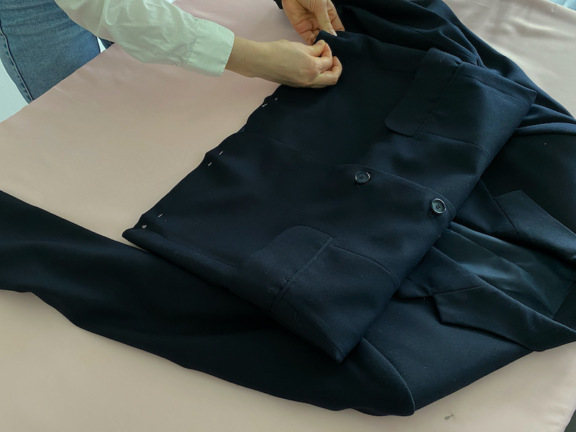 Гэртээ өөрсдөө хийцгээе: Хуучин том пиджакийг юбкатай хослол болгох нь (фото 4)