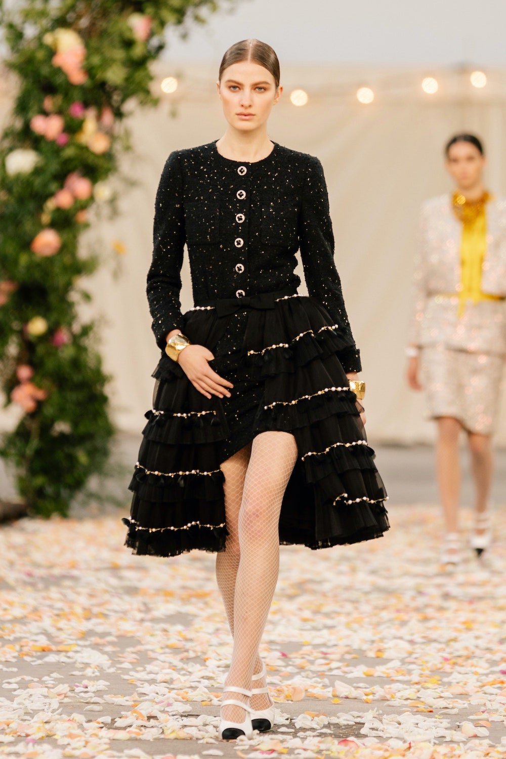 Хуримын ёслолыг санагдуулам Chanel-ийн кутюр загварын шоу (фото 23)