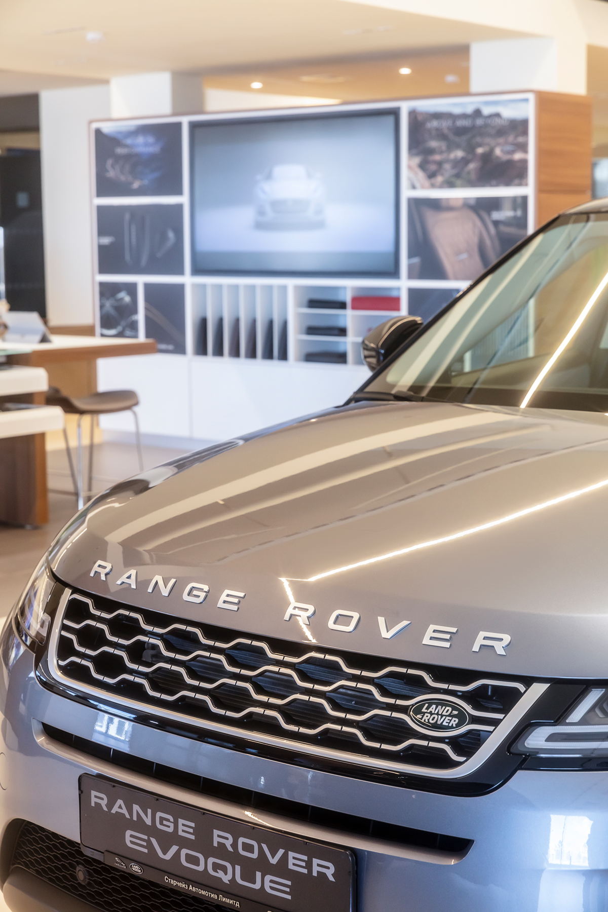 Дотроос нь харцгаая: Land Rover болон Jaguar брэндийн Яармаг дахь цоо шинэ шоурүм (фото 2)