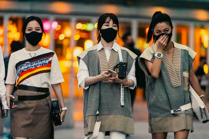 Louis Vuitton Сингапурт: Загварын шоунд уригдан ирсэн зочдын street style төрхүүд (фото 2)