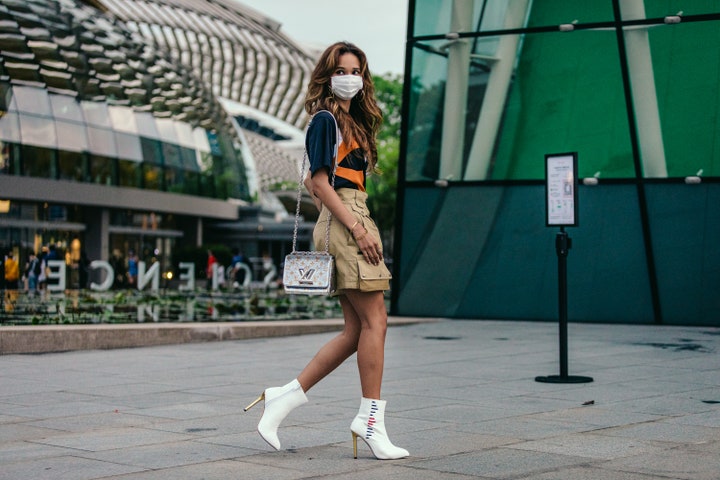 Louis Vuitton Сингапурт: Загварын шоунд уригдан ирсэн зочдын street style төрхүүд (фото 6)
