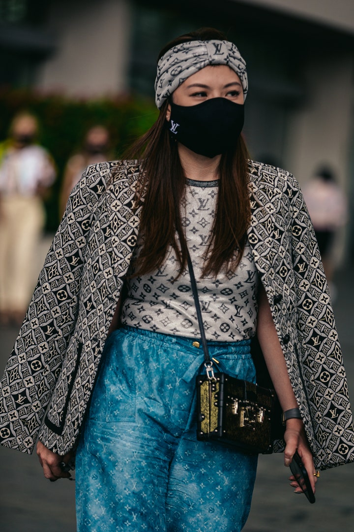 Louis Vuitton Сингапурт: Загварын шоунд уригдан ирсэн зочдын street style төрхүүд (фото 13)