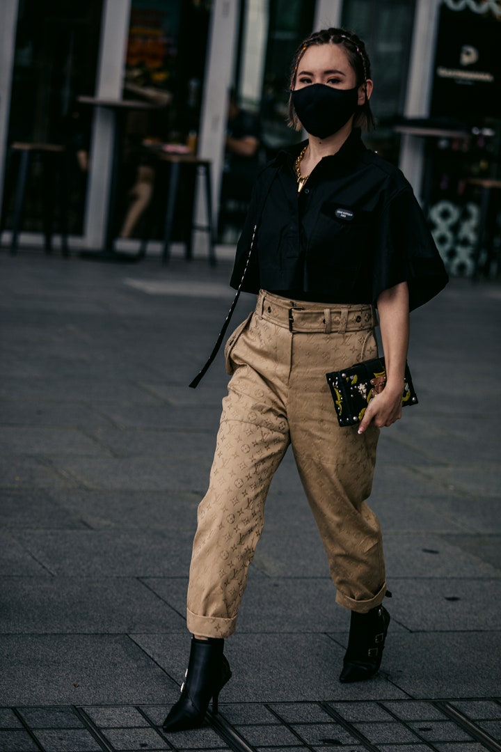 Louis Vuitton Сингапурт: Загварын шоунд уригдан ирсэн зочдын street style төрхүүд (фото 15)