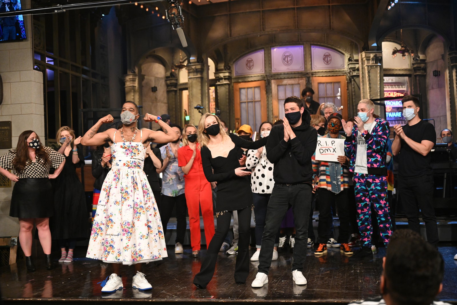 Kid Cudi яагаад Saturday Night Live шоунд даашинз өмссөн бэ? (фото 1)