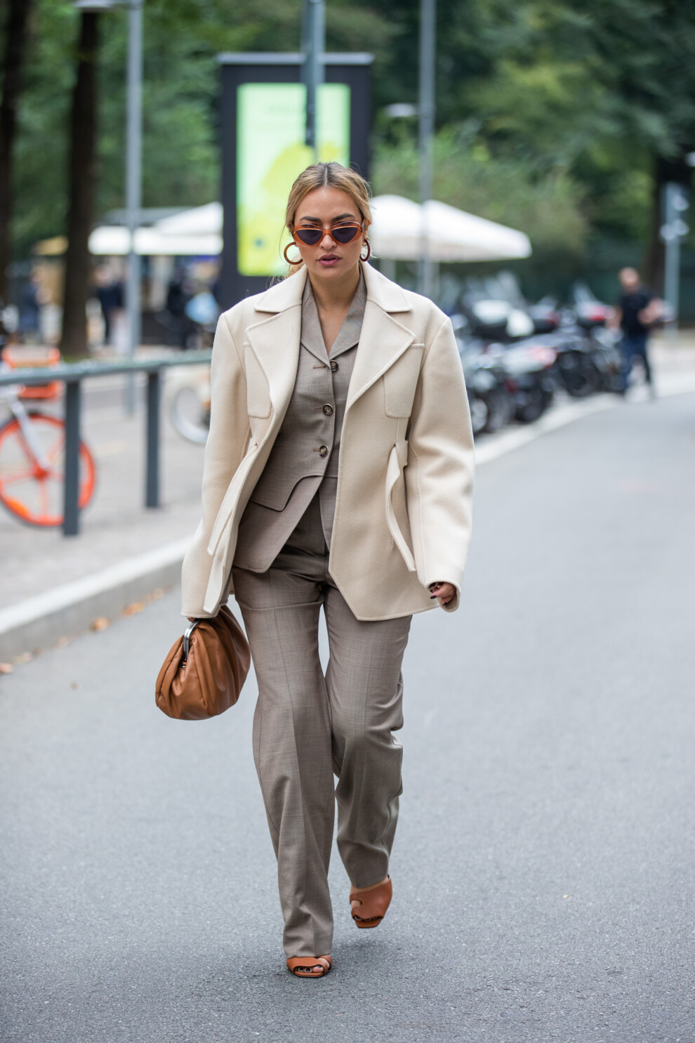 Streetstyle төрхүүд: "Beige" өнгийн пиджакийг хэрхэн загварчлах вэ (фото 5)