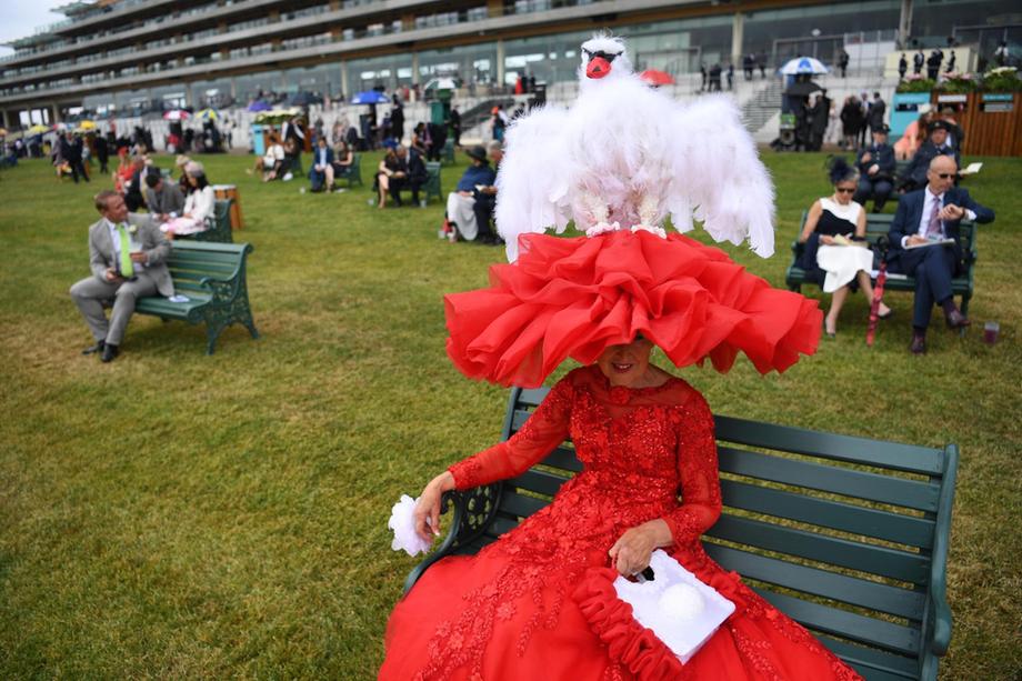 Мориноос гадна малгайгаараа өрсөлддөг Royal Ascot тэмцээн дээрх толгойн гоёлууд (фото 1)