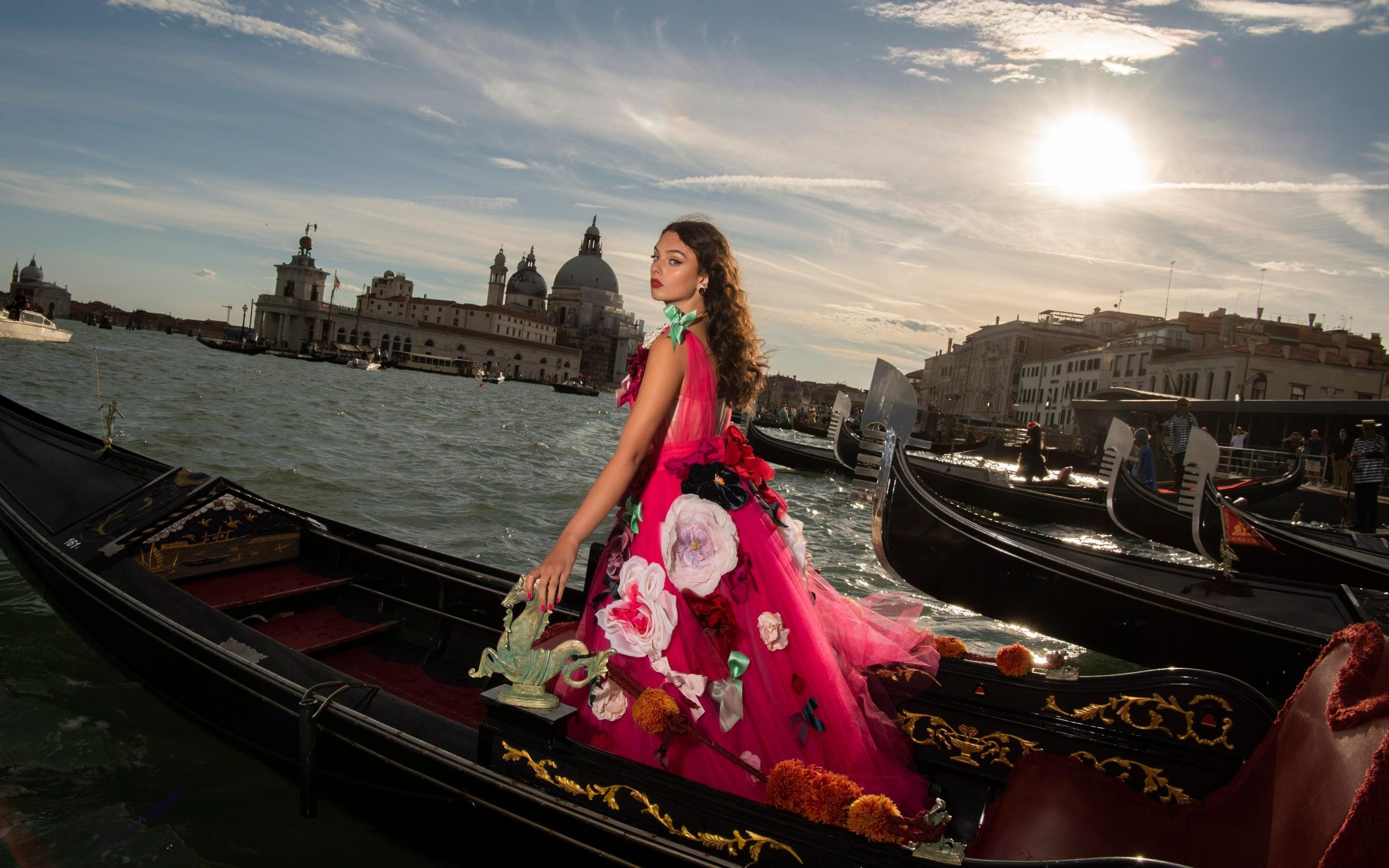 Энэ жил үзсэн хамгийн тансаг загварын шоу: Dolce & Gabbana ордны 