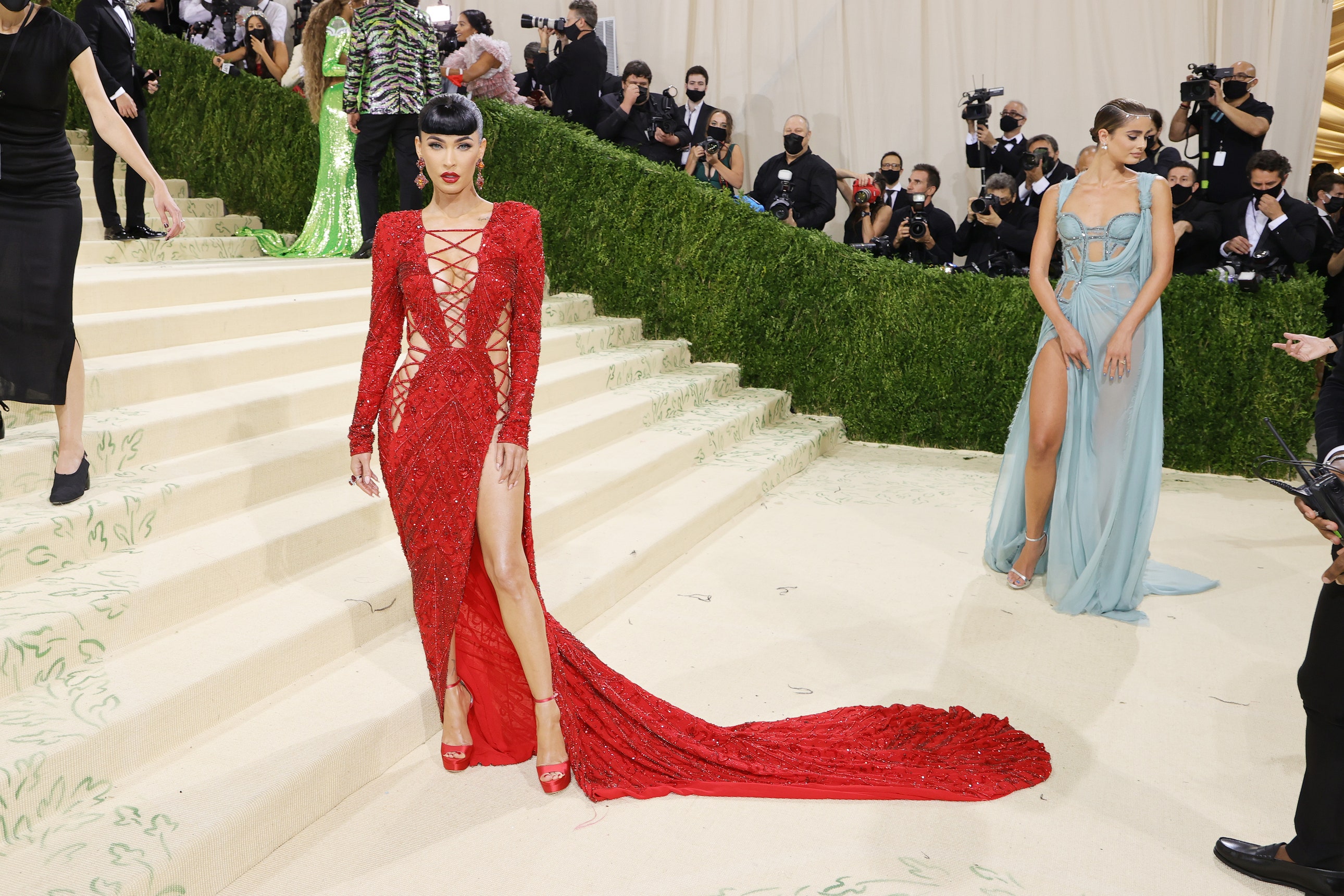 Met Gala 2021: Оны хамгийн загварлаг үдэшлэгийн улаан хивсний ёслол (фото 20)