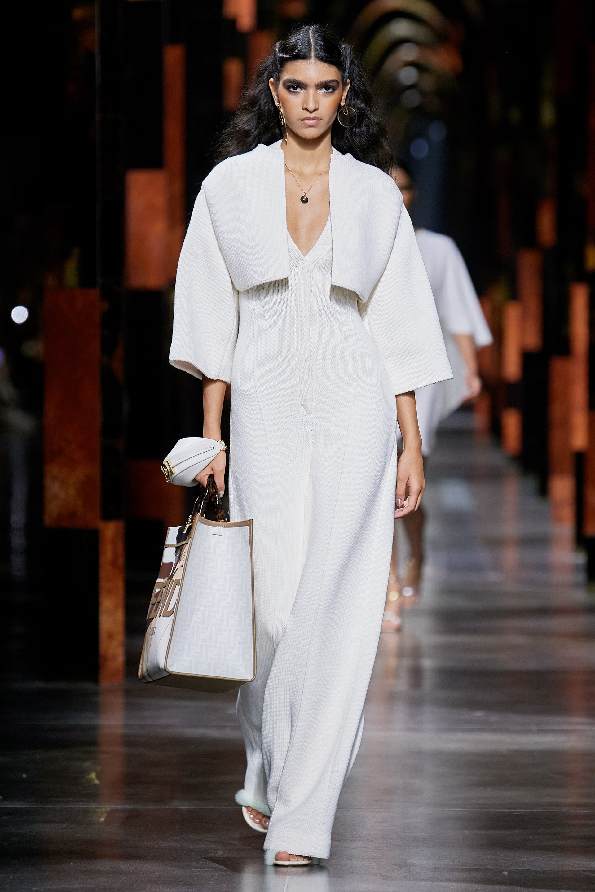 Диско хэв маягийг эргүүлэн авчирсан Fendi загварын ордны хавар-зун 2022 цуглуулга (фото 3)