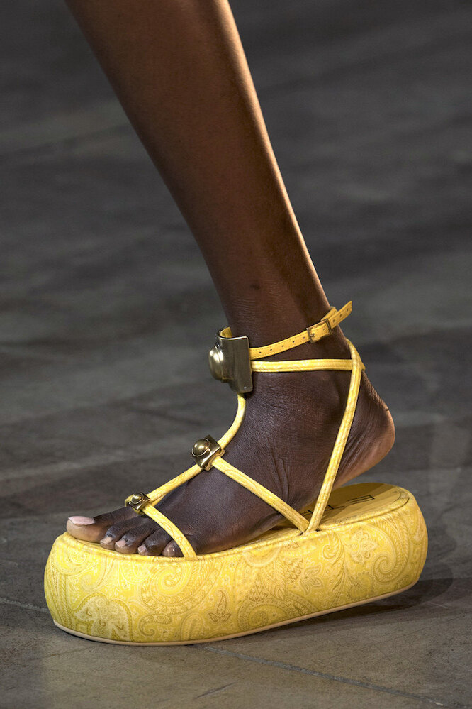 Мода эргэж байна: Платформ ултай өсгийтэй гутал (фото 7)