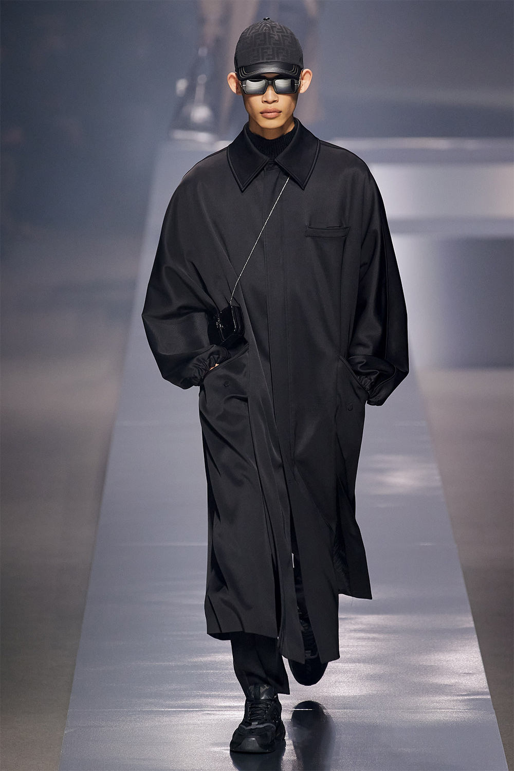 Сүлжмэл даашинз, захгүй пиджакууд Fendi брэндийн намар-өвөл 2022 эрэгтэй цуглуулгад (фото 14)