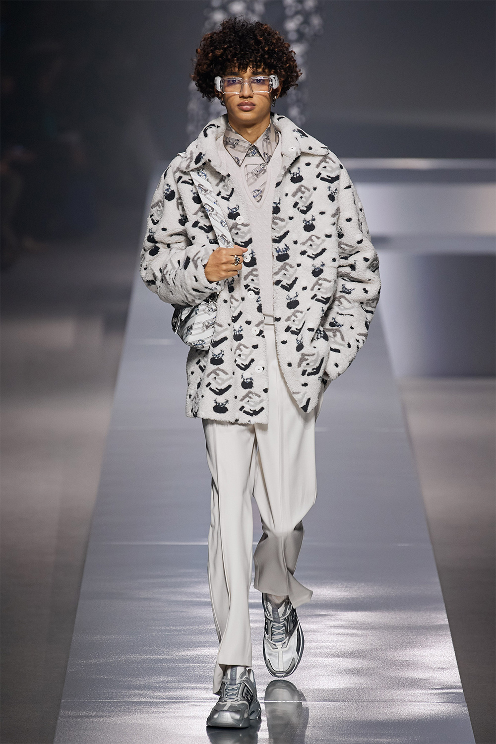 Сүлжмэл даашинз, захгүй пиджакууд Fendi брэндийн намар-өвөл 2022 эрэгтэй цуглуулгад (фото 37)