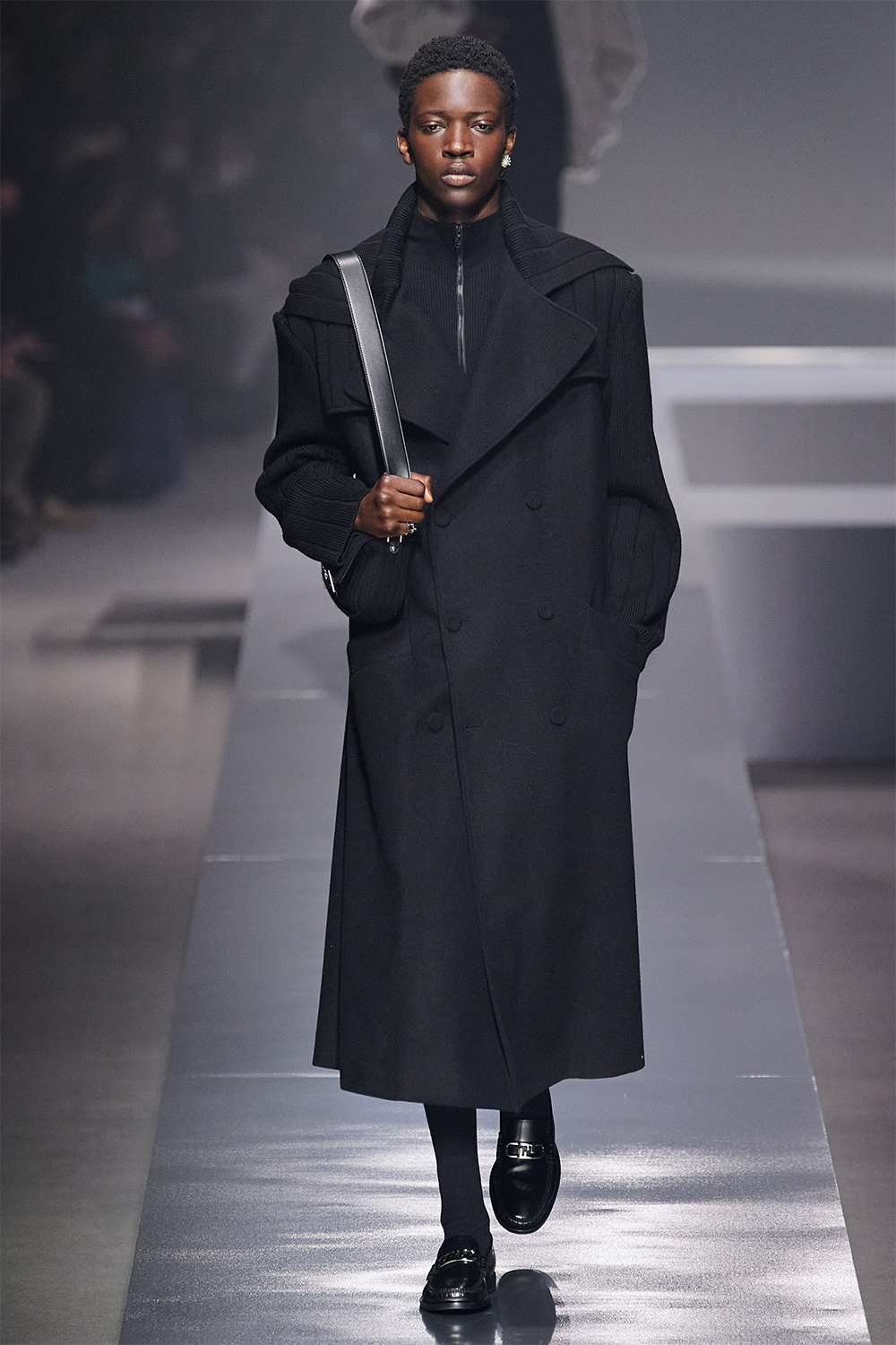 Сүлжмэл даашинз, захгүй пиджакууд Fendi брэндийн намар-өвөл 2022 эрэгтэй цуглуулгад (фото 40)