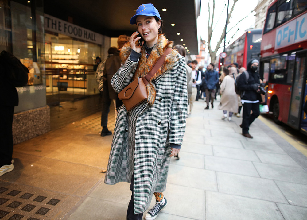 Street Style дуран: Лондонгийн загварын долоо хоног, намар-өвөл 2022 (фото 28)