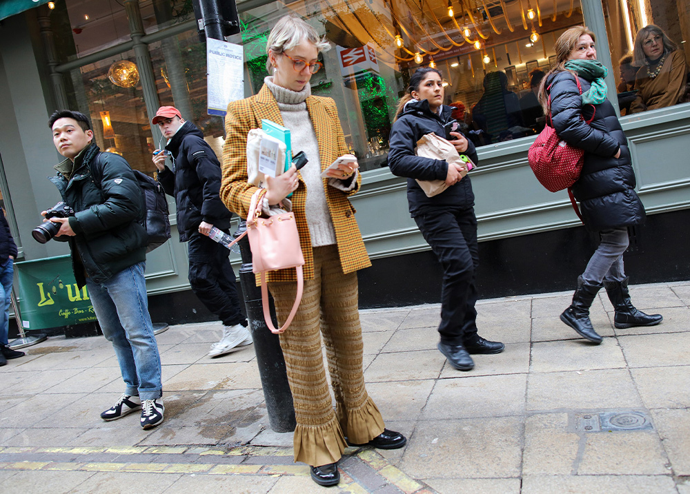 Street Style дуран: Лондонгийн загварын долоо хоног, намар-өвөл 2022 (фото 11)