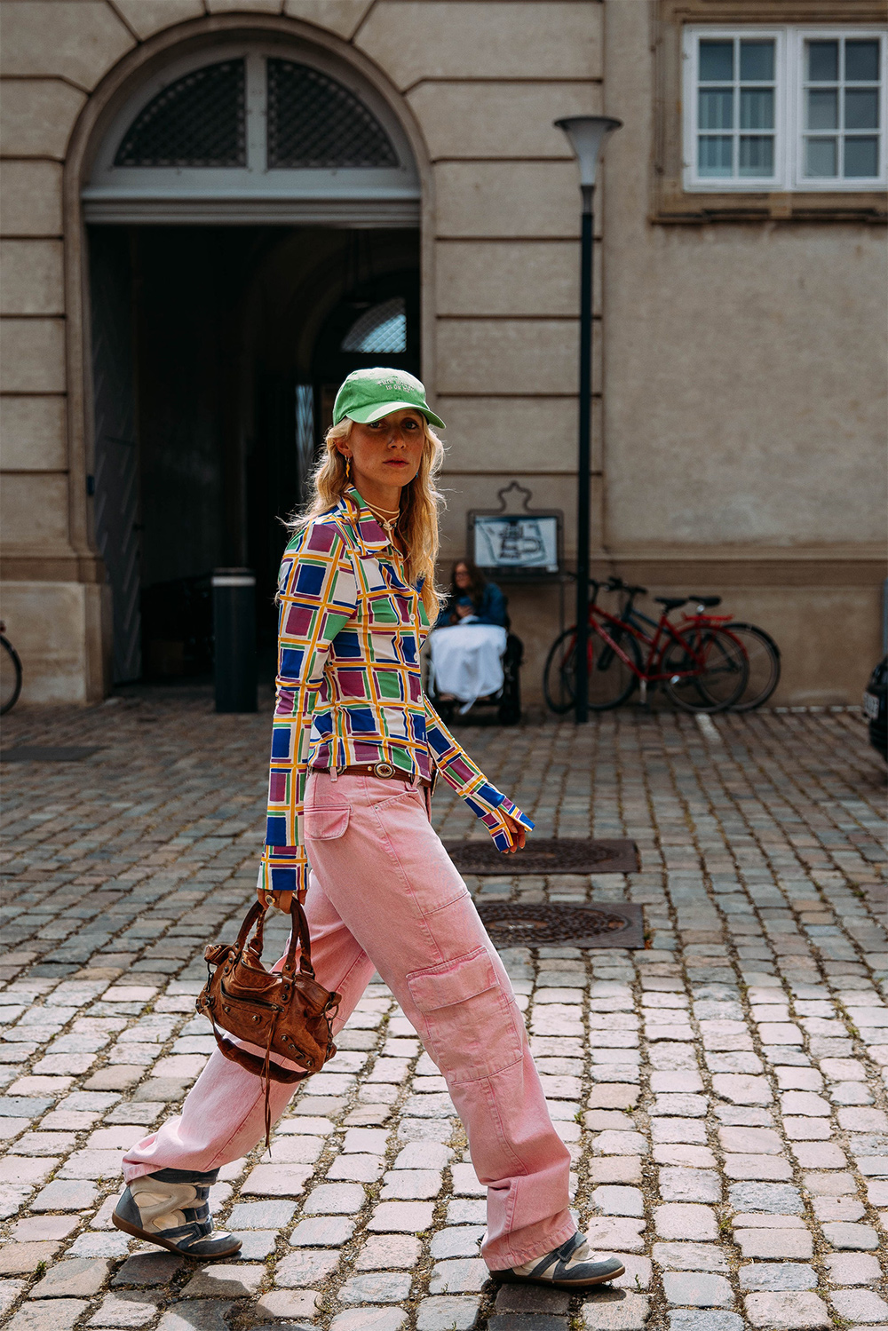 Street style дуран: Копенхагены загварын долоо хоног, хавар-зун 2023 (фото 97)