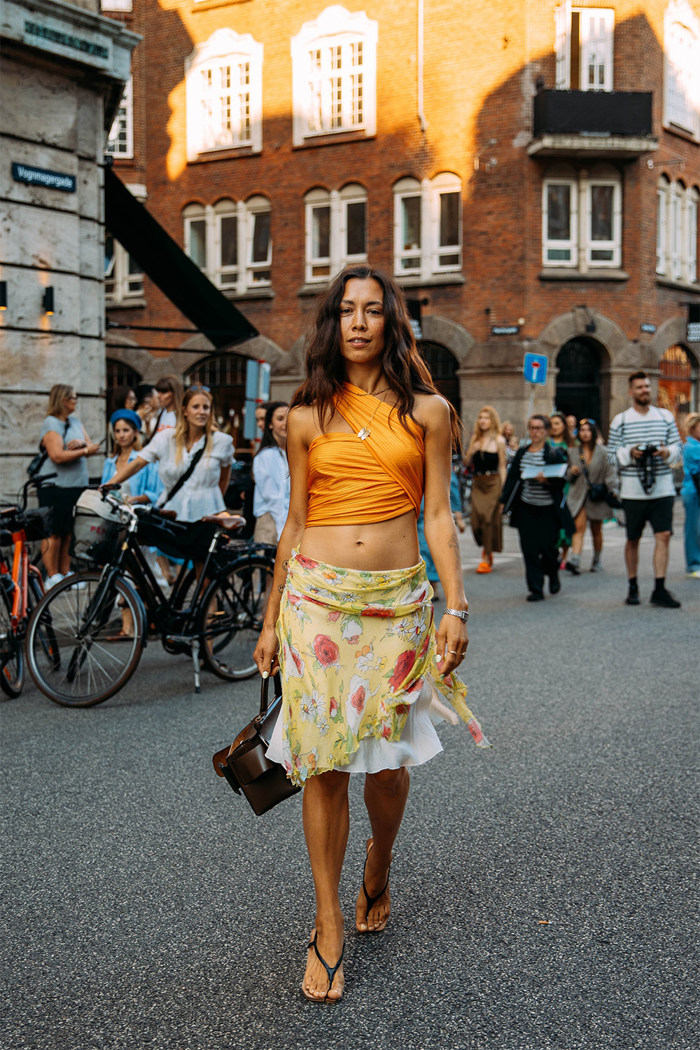 Street style дуран: Копенхагены загварын долоо хоног, хавар-зун 2023 (фото 56)
