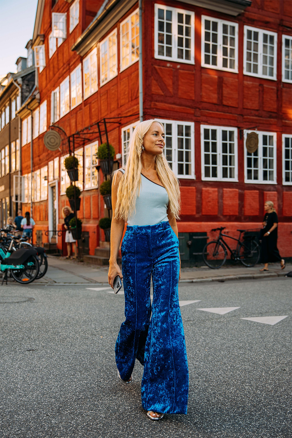 Street style дуран: Копенхагены загварын долоо хоног, хавар-зун 2023 (фото 42)
