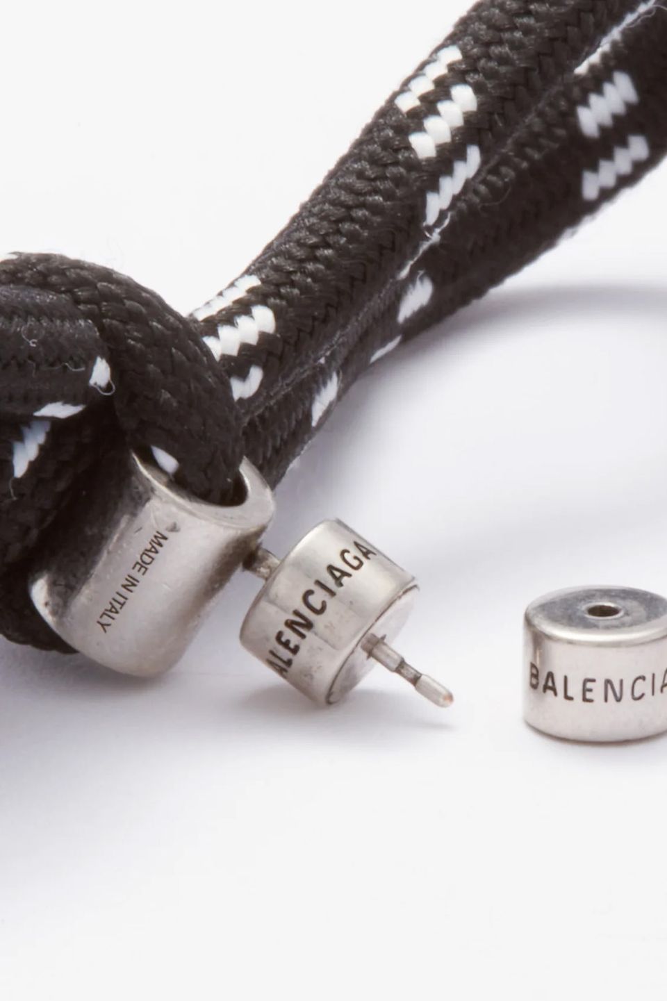 Balenciaga 261 ам.долларын үнэтэй гутлын үдээсэн ээмэг гаргалаа (фото 3)
