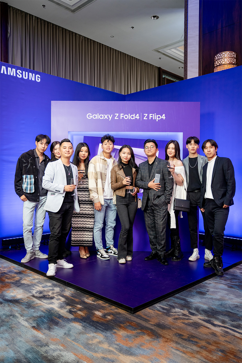 Samsung-ын шинэ дэлгэгддэг утсыг яагаад сонирхох хэрэгтэй вэ? (фото 34)