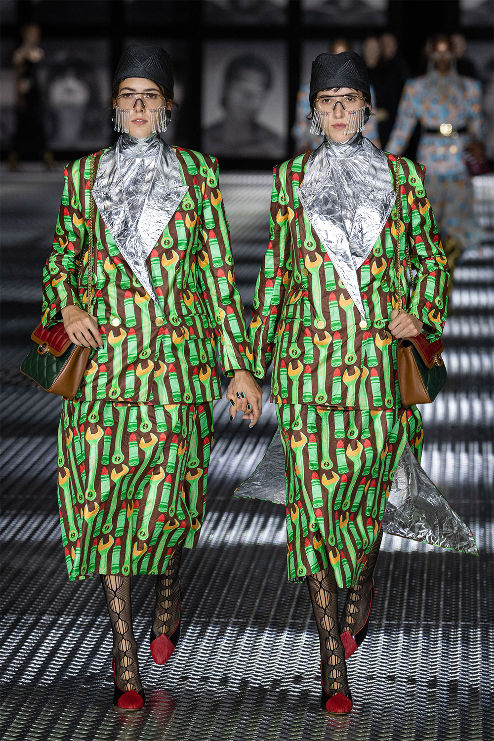 Зөвхөн нэг эсийн ихэр моделиудыг алхуулсан Gucci брэндийн загварын шоу (фото 18)