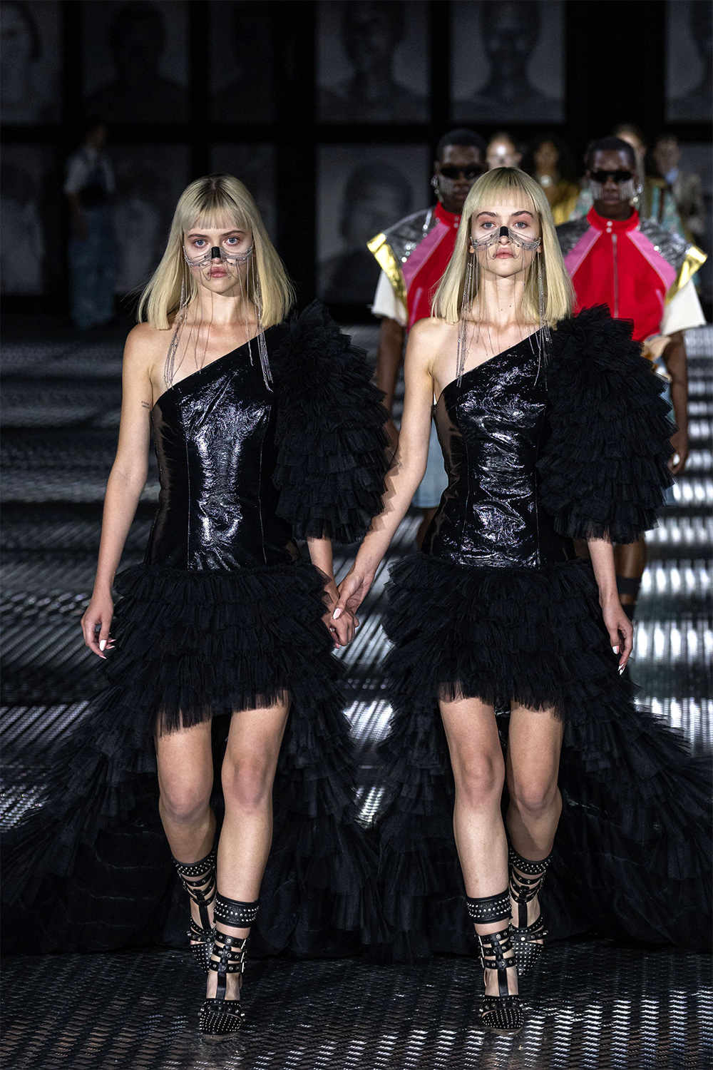 Зөвхөн нэг эсийн ихэр моделиудыг алхуулсан Gucci брэндийн загварын шоу (фото 27)