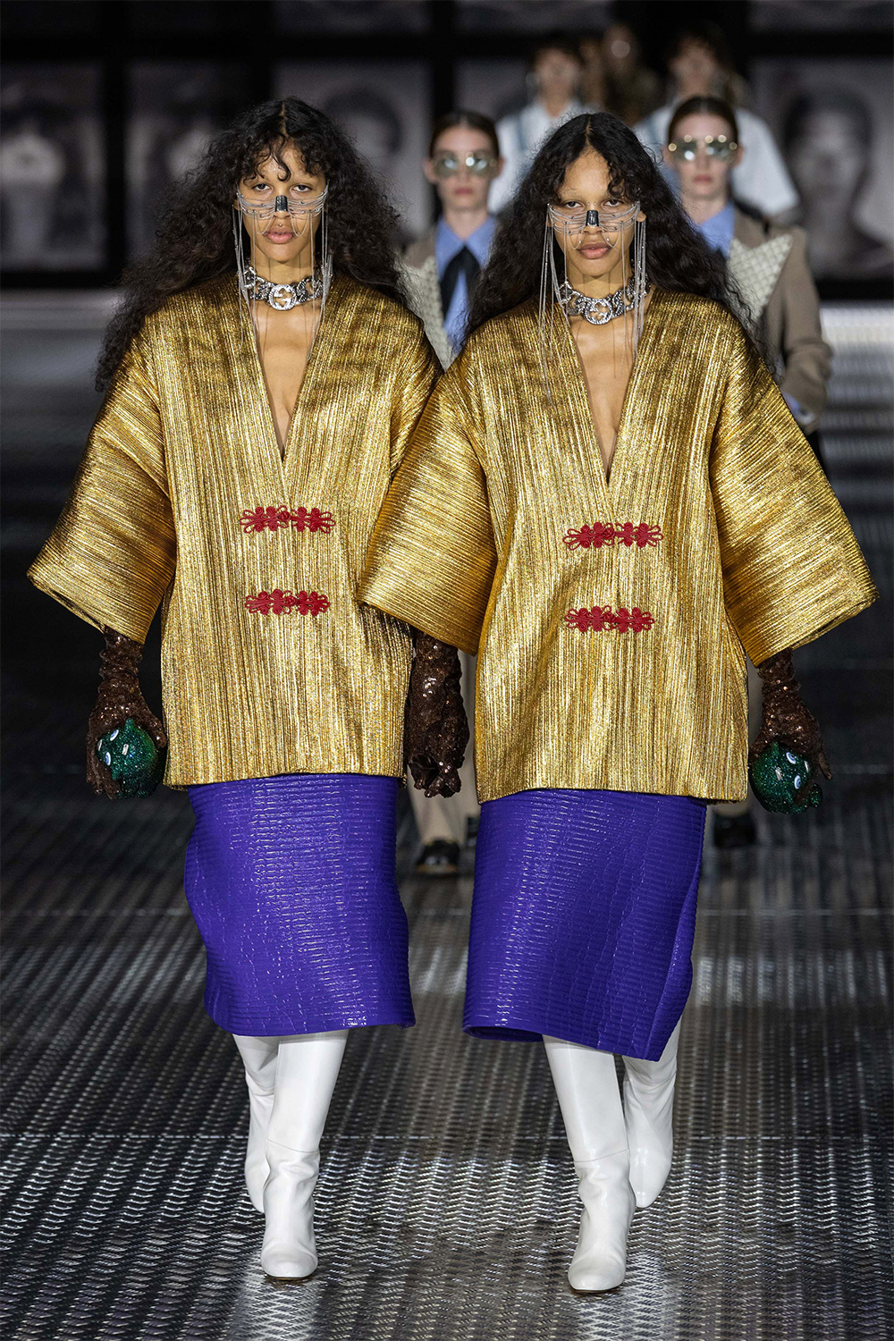 Зөвхөн нэг эсийн ихэр моделиудыг алхуулсан Gucci брэндийн загварын шоу (фото 30)