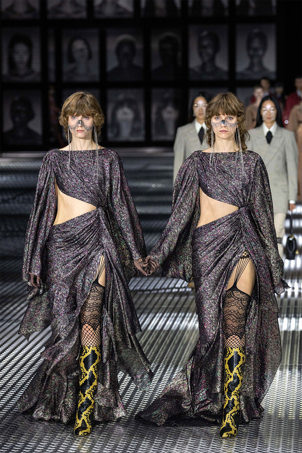 Зөвхөн нэг эсийн ихэр моделиудыг алхуулсан Gucci брэндийн загварын шоу (фото 41)