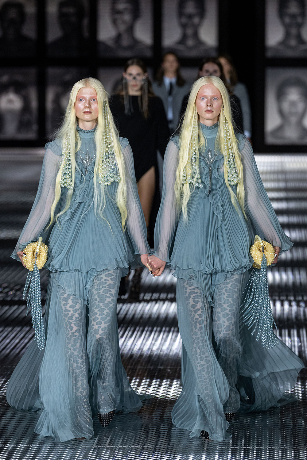 Зөвхөн нэг эсийн ихэр моделиудыг алхуулсан Gucci брэндийн загварын шоу (фото 65)
