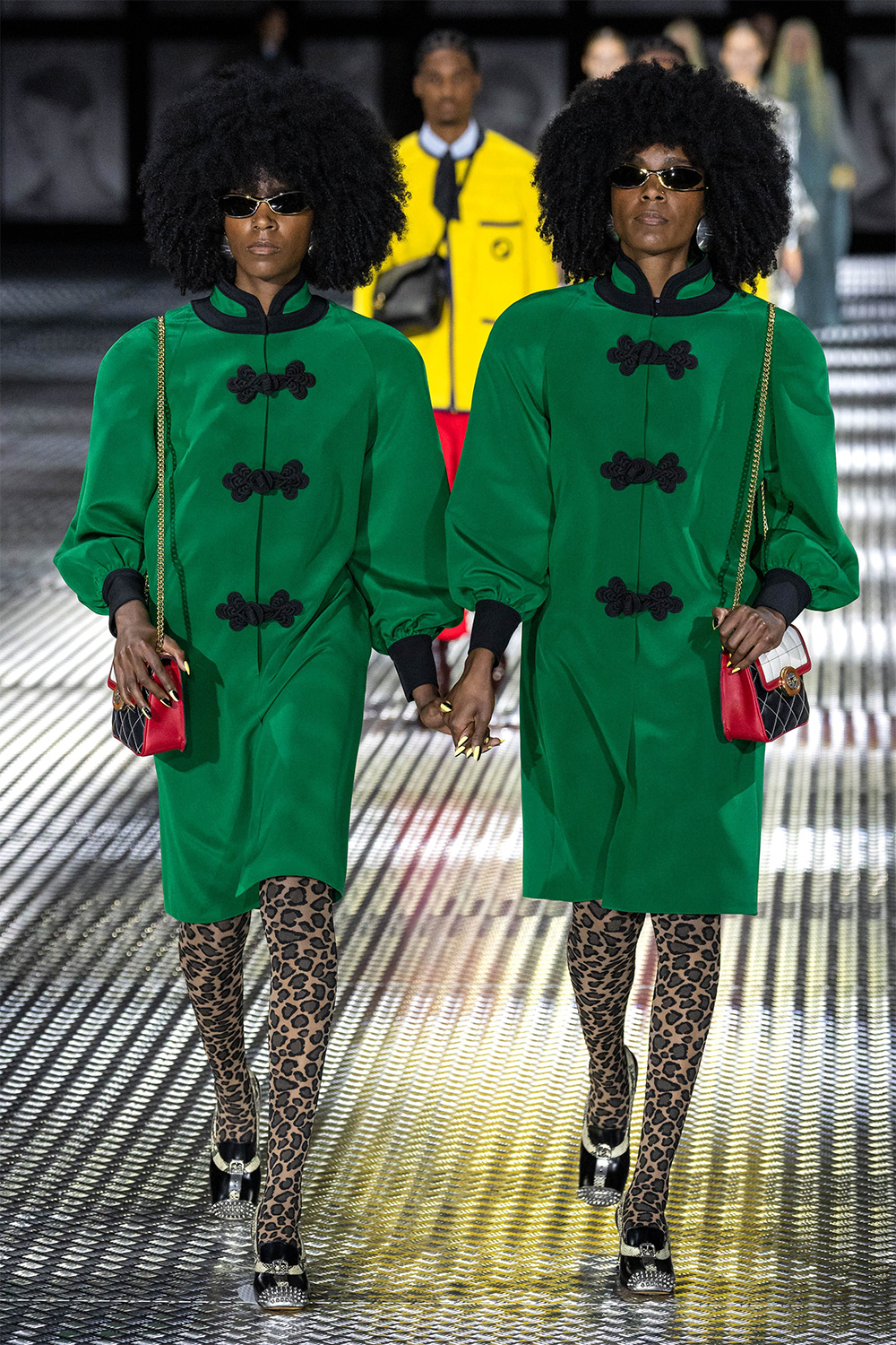 Зөвхөн нэг эсийн ихэр моделиудыг алхуулсан Gucci брэндийн загварын шоу (фото 62)
