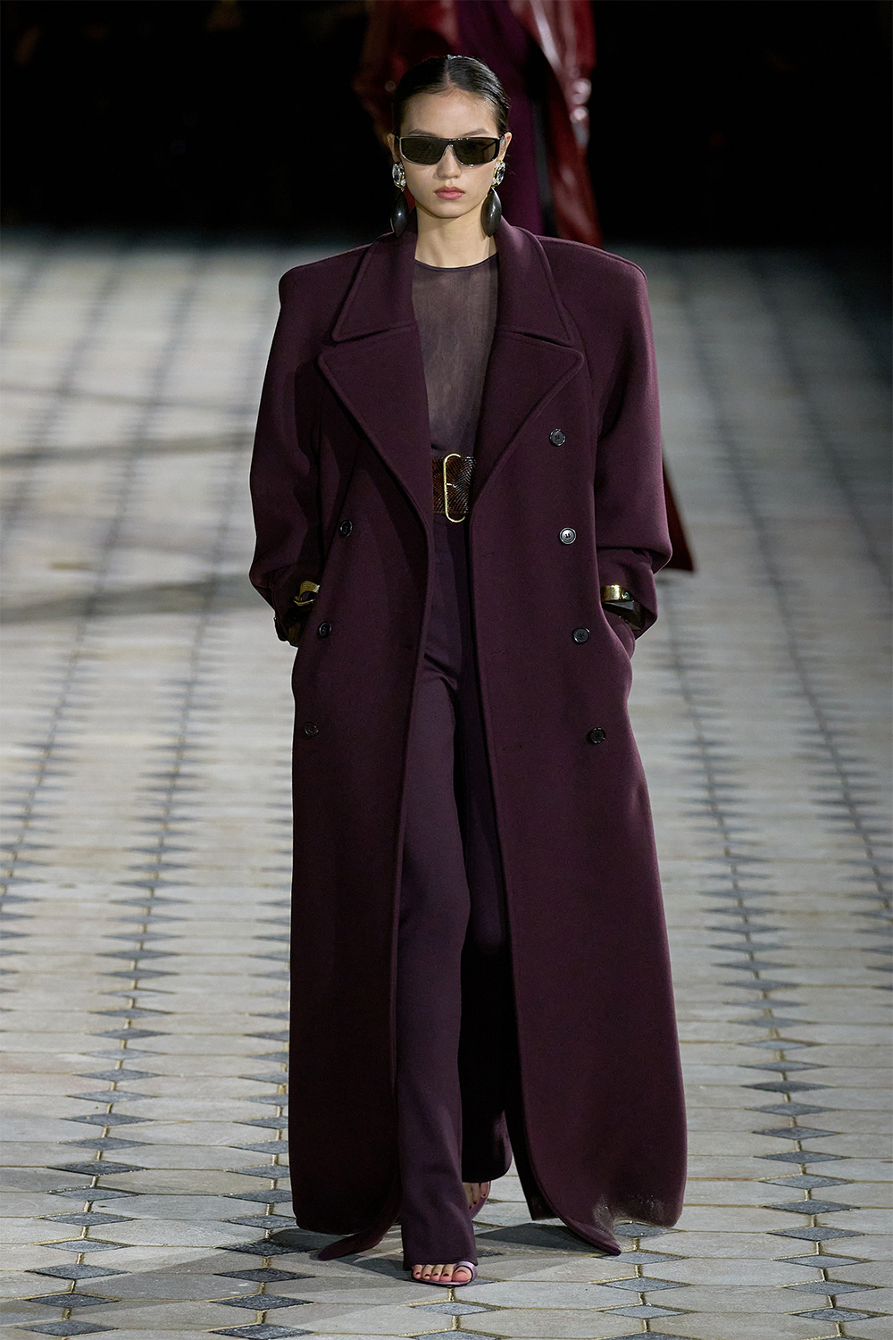 Савхин материал, нэвт гэрэлтсэн бариу даашинз, маш өргөн мөр Saint Laurent брэндийн цуглуулгад (фото 18)