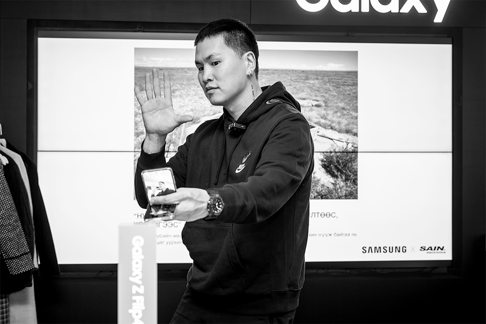 Технологийн дэвшлийг өөрийн биеэр мэдэр: Samsung Experience Store нээлтээ хийлээ (фото 17)