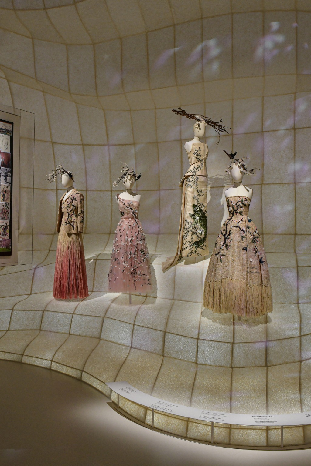 Дотроос нь харцгаая: Dior брэндийн үлгэрийн мэт үзэсгэлэн (фото 15)