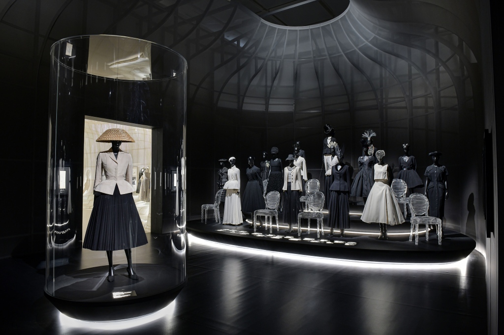 Дотроос нь харцгаая: Dior брэндийн үлгэрийн мэт үзэсгэлэн (фото 7)