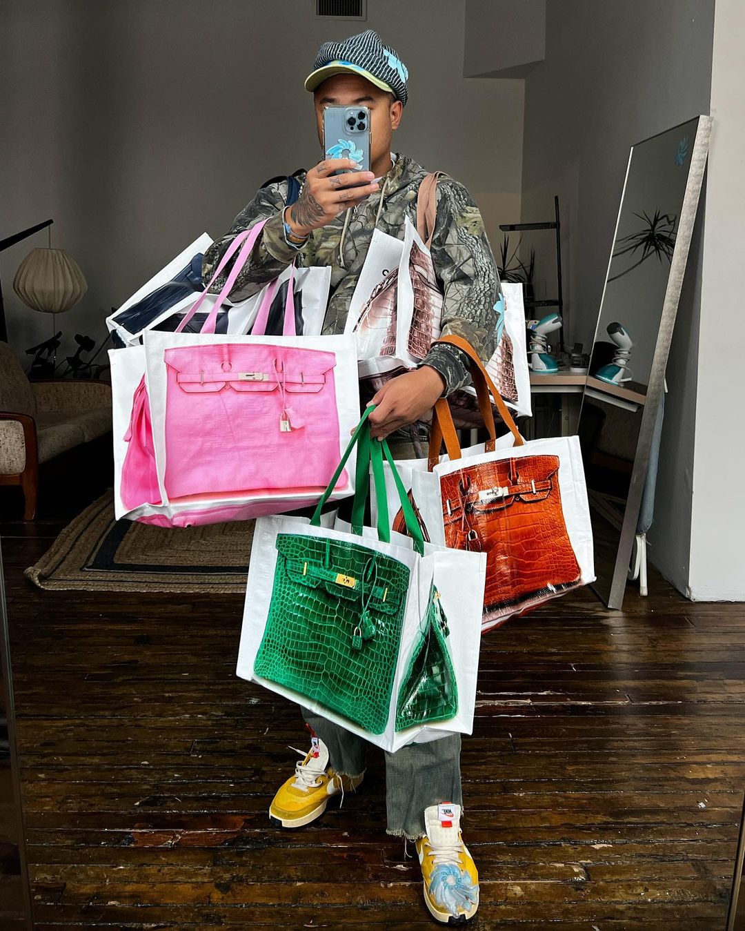 Birkin цүнхийг 50 ам.долларын шоппер уут болгон хувиргасан дизайнер Ксилк Лорена (фото 1)