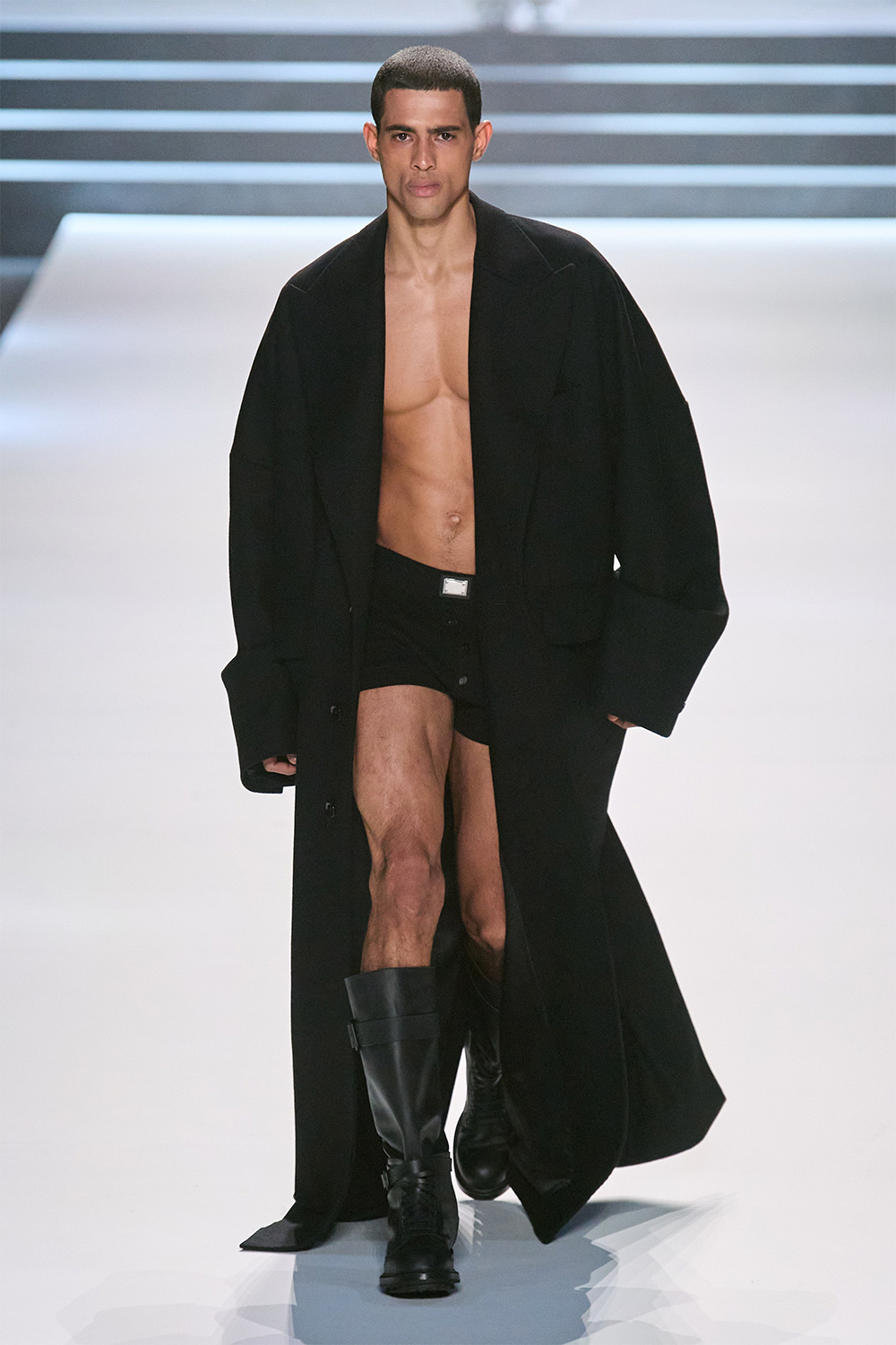 Эрчүүд корсет өмсөж болно: Dolce & Gabbana намар-өвөл 2023 цуглуулга (фото 11)