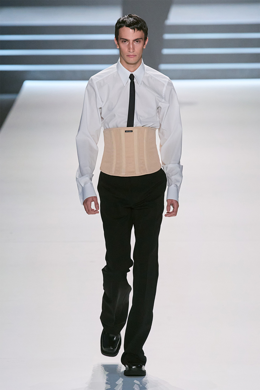 Эрчүүд корсет өмсөж болно: Dolce & Gabbana намар-өвөл 2023 цуглуулга (фото 6)