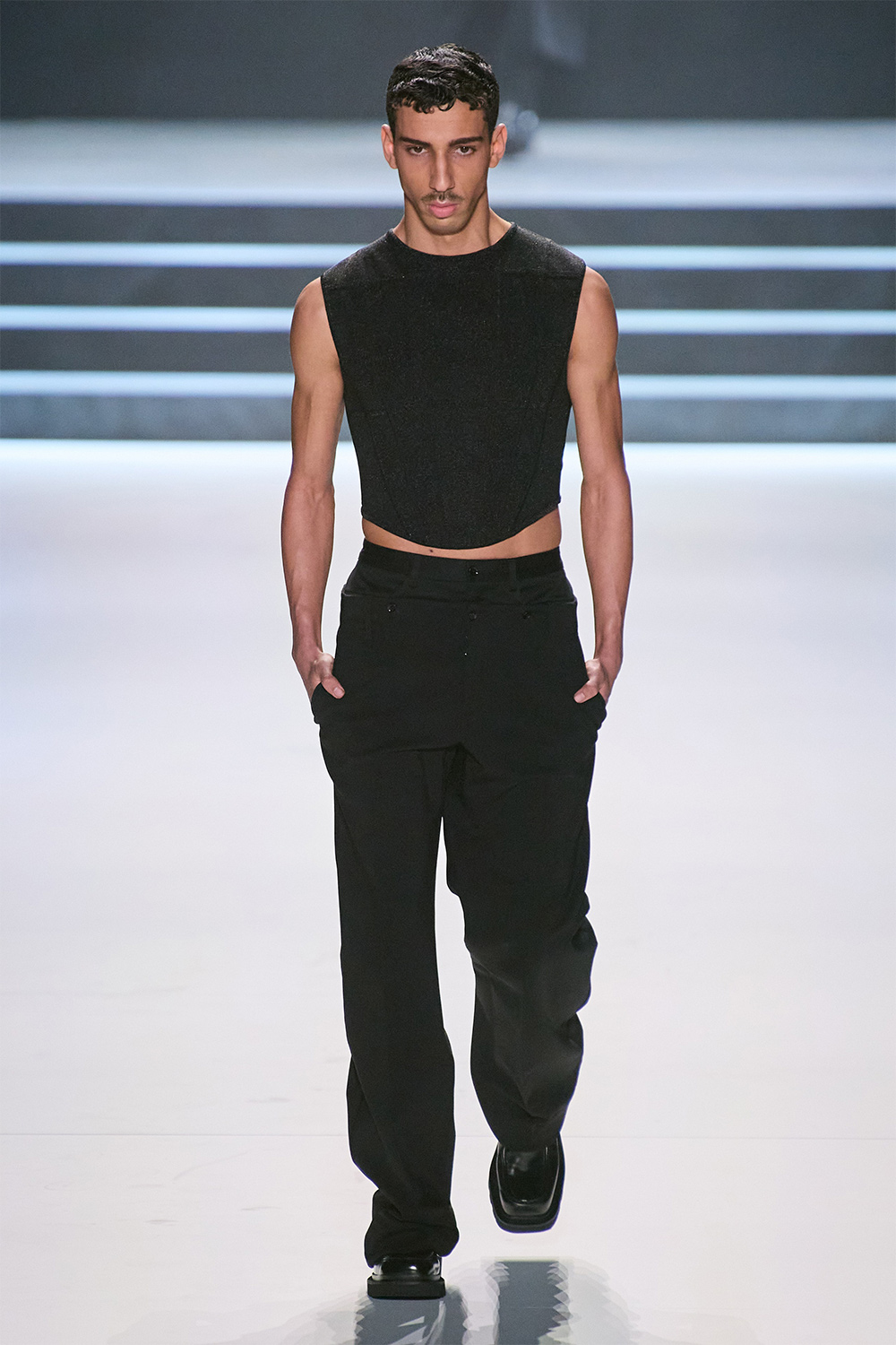 Эрчүүд корсет өмсөж болно: Dolce & Gabbana намар-өвөл 2023 цуглуулга (фото 22)
