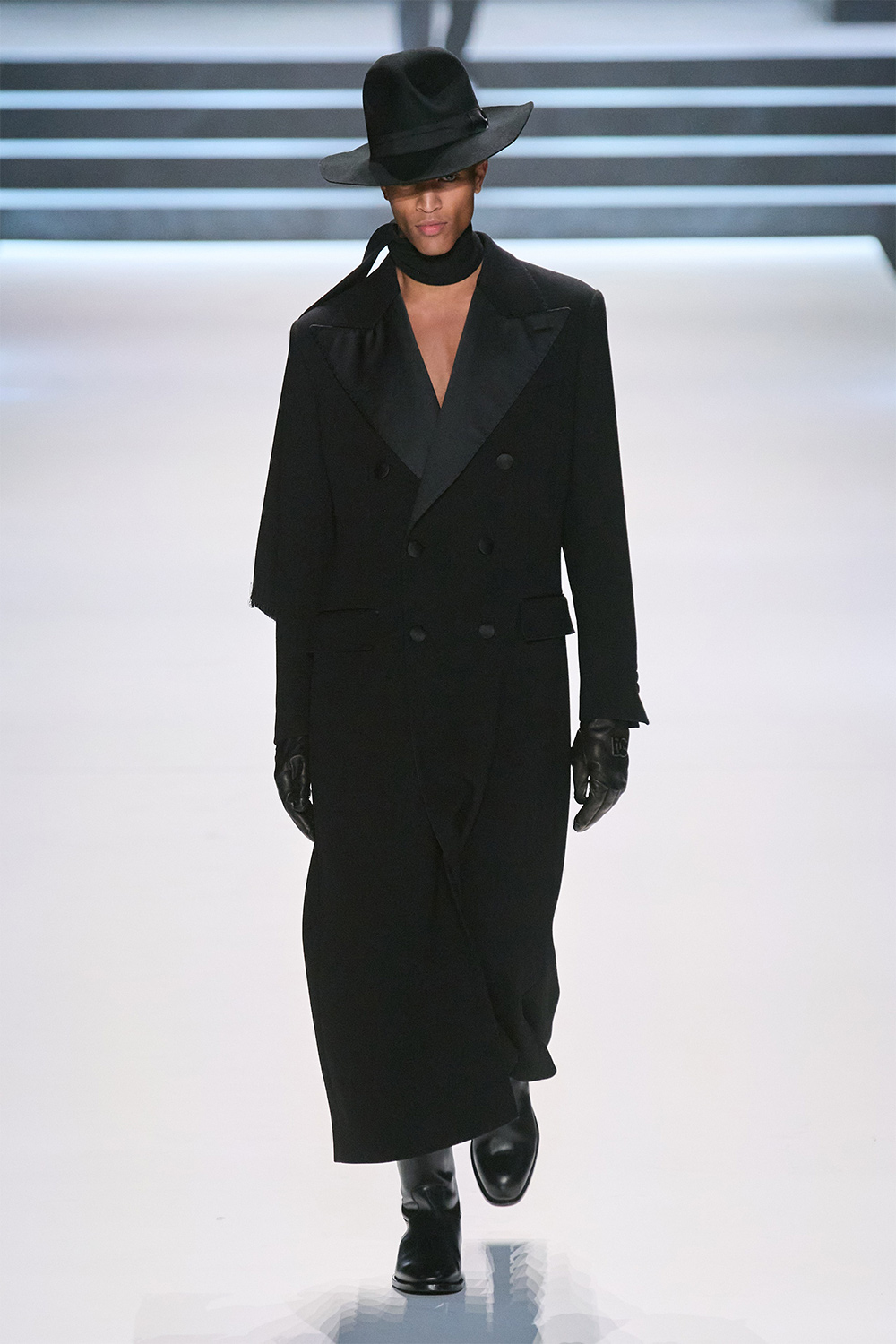 Эрчүүд корсет өмсөж болно: Dolce & Gabbana намар-өвөл 2023 цуглуулга (фото 23)