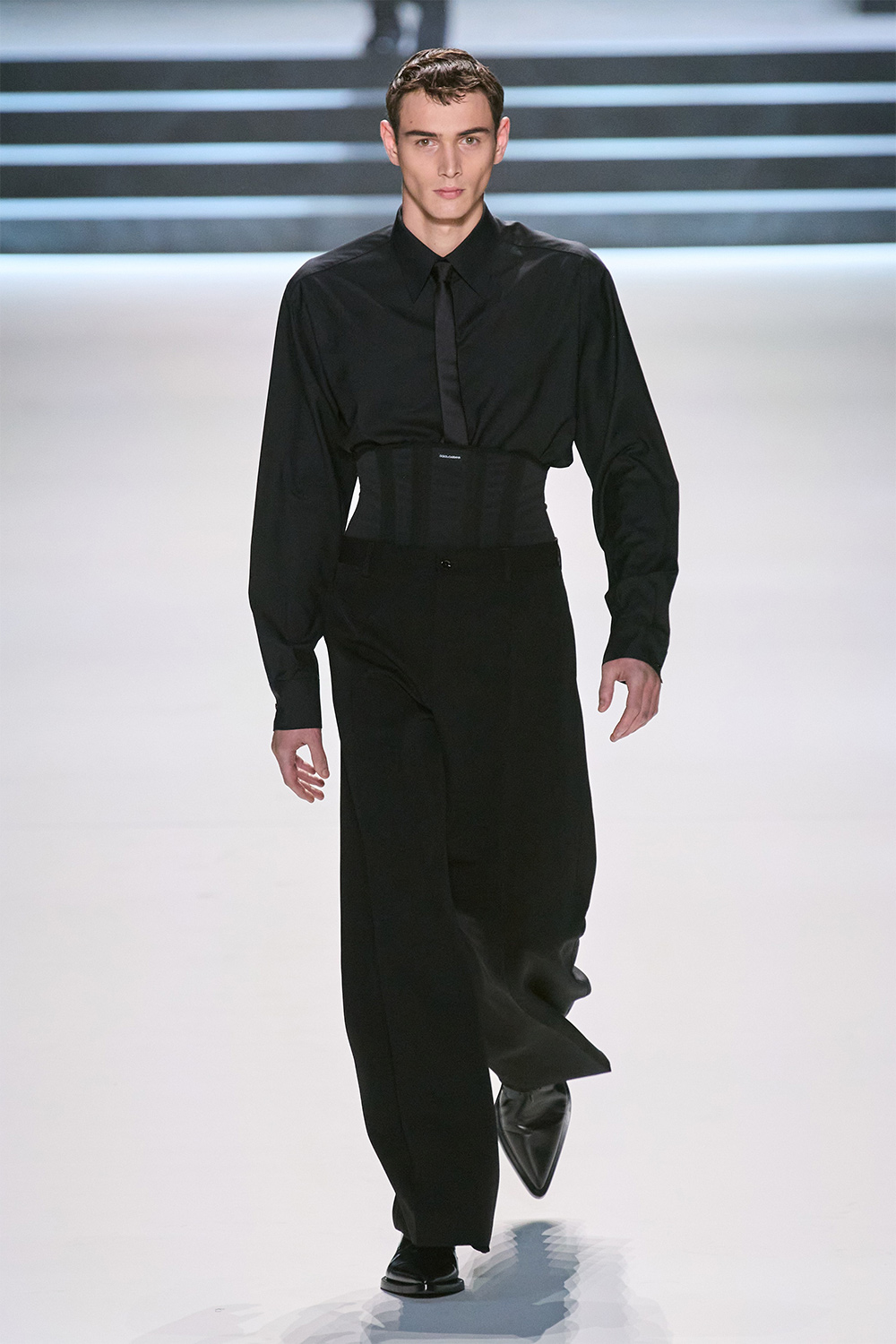 Эрчүүд корсет өмсөж болно: Dolce & Gabbana намар-өвөл 2023 цуглуулга (фото 32)