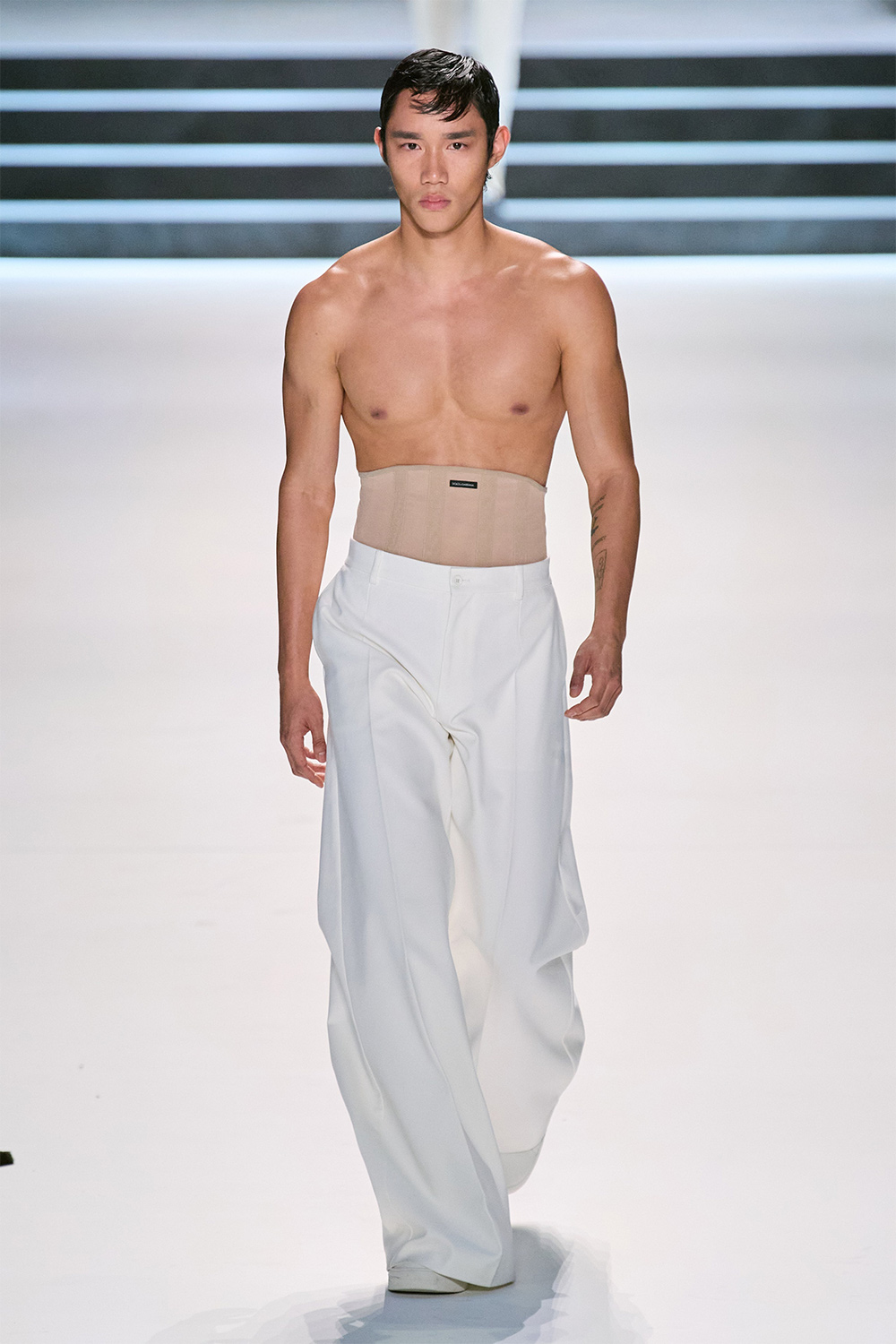 Эрчүүд корсет өмсөж болно: Dolce & Gabbana намар-өвөл 2023 цуглуулга (фото 79)