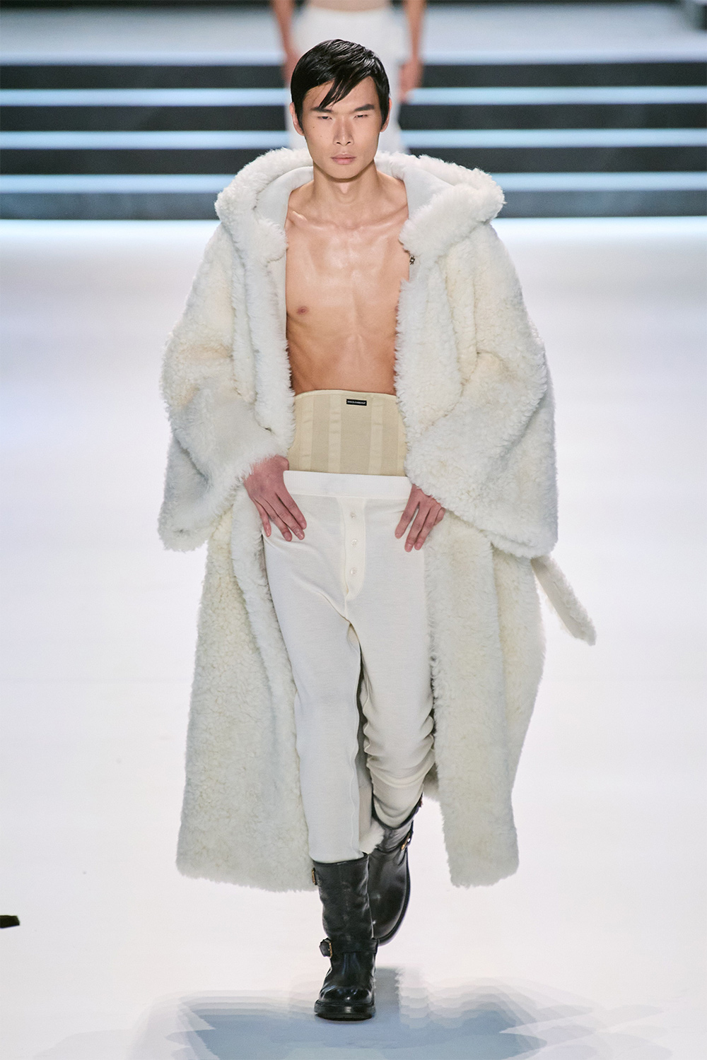 Эрчүүд корсет өмсөж болно: Dolce & Gabbana намар-өвөл 2023 цуглуулга (фото 78)