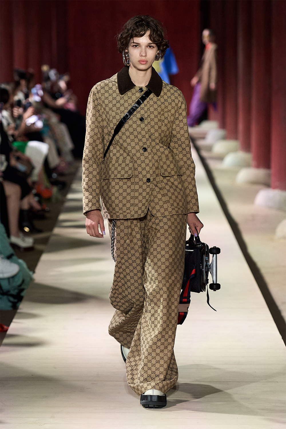 Gucci брэндийн Cruise 2024 загварын шоу: Яагаад Сөүлд зохион байгуулагдав? (фото 25)