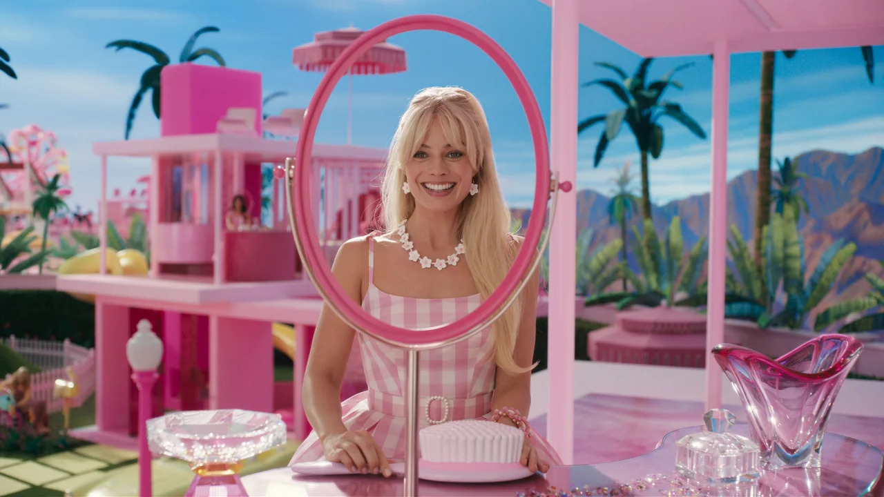 “Barbie” кинонд маш их ягаан өнгө хэрэглэснээс үүдэн тус будгийн хомсдол үүсжээ (фото 1)
