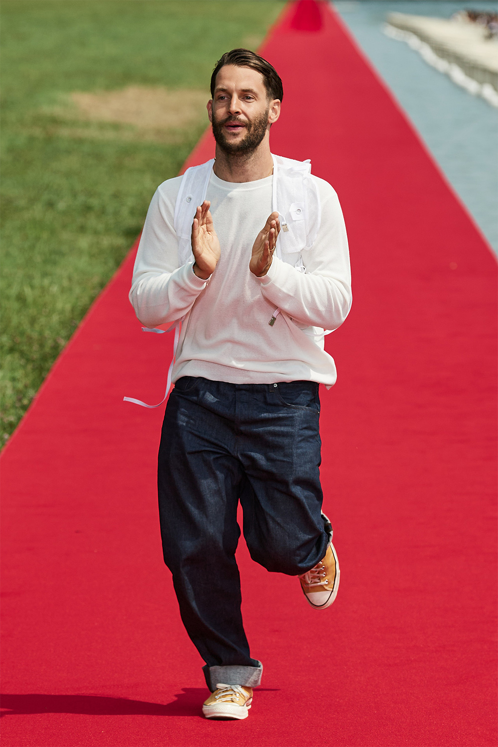 Загварын шоуг завин дээрээс: Jacquemus Версалийн ордонд шинэ цуглуулгаа танилцууллаа (фото 51)