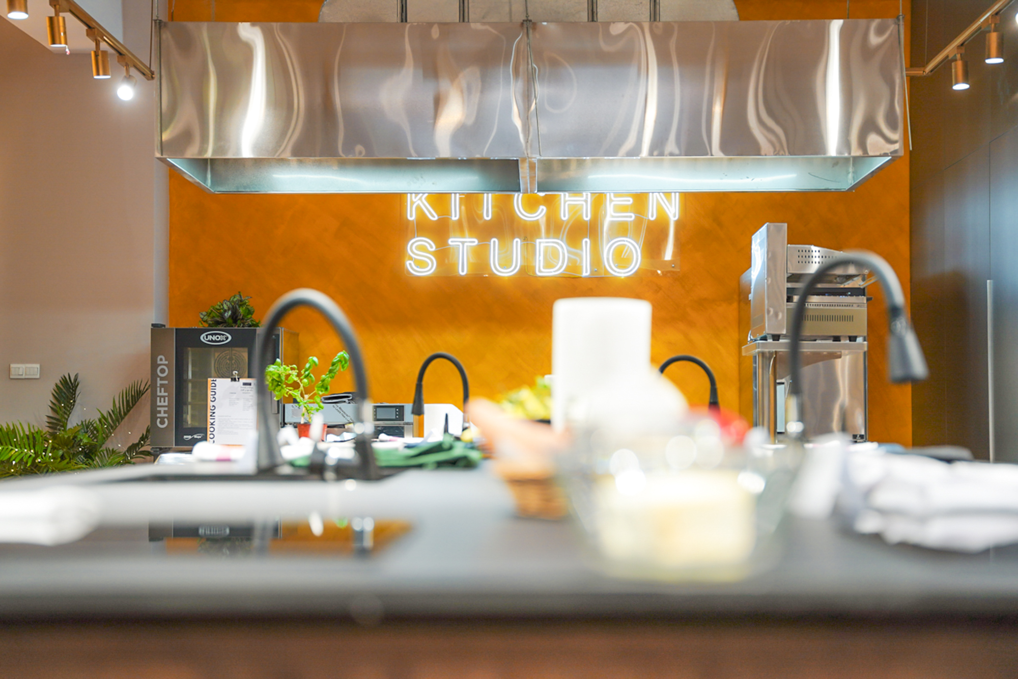 Buro Review: Хоолны соёлыг түгээхээр зорин ажиллаж буй Kitchen Studio-д зочиллоо (фото 1)