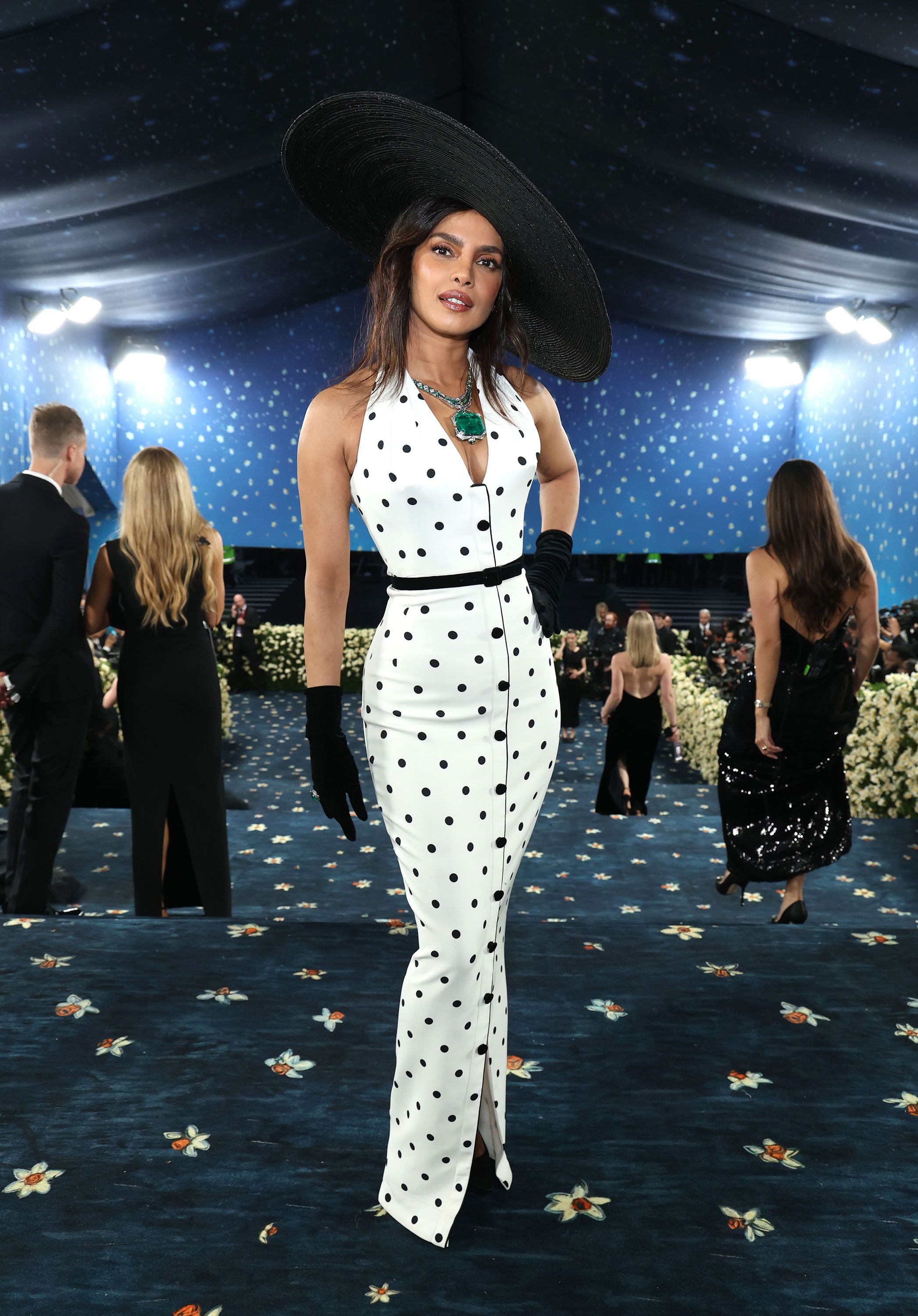 Met Gala 2025: Улаан хивсний шилдэг төрхүүд (фото 100)